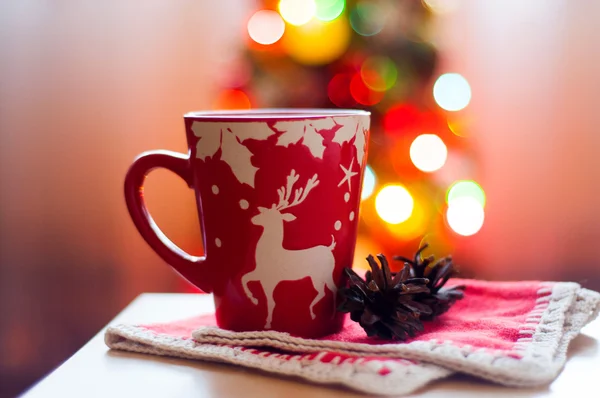 Renkli ışıklar bir arka plan üzerinde kırmızı bir kumaş kırmızı Kupası