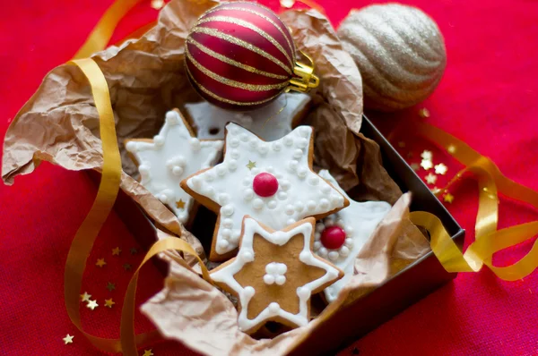 Cookies in a gift box on the background of the Christmas tree — Stock Photo, Image