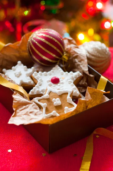 Cookies in a gift box on the background of the Christmas tree — Stock Photo, Image