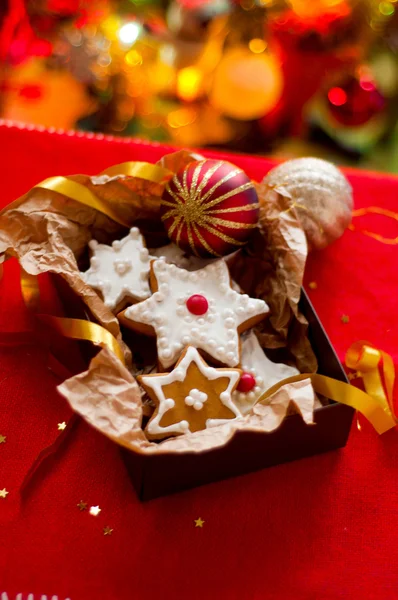 Cookies in a gift box on the background of the Christmas tree — Stock Photo, Image