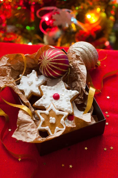 Cookies in a gift box on the background of the Christmas tree — Stock Photo, Image