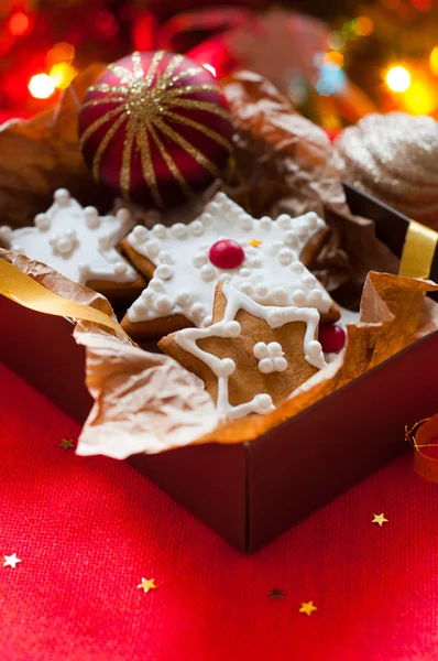 Cookies in a gift box on the background of the Christmas tree — Stock Photo, Image