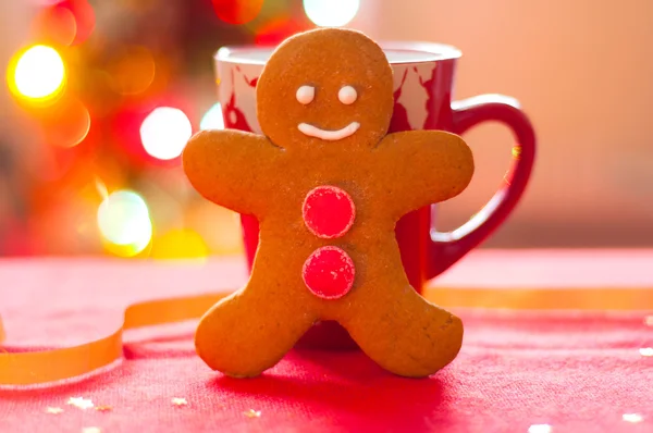 Zencefilli kurabiye adam arka plan Noel ağacı üzerinde