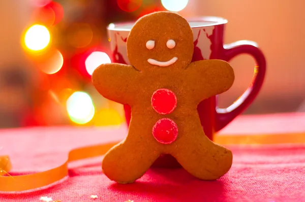 The gingerbread man on the background of the Christmas tree — Stock Photo, Image