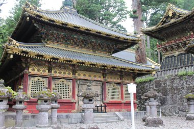 Önünde beton fenerler bulunan Japon Tapınağı 'ndaki dekoratif işçilikle inşa edilmiş.