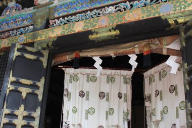 Japonya 'da bir Shinto Tapınağı' nın dekoratif mimari girişini kapatın.