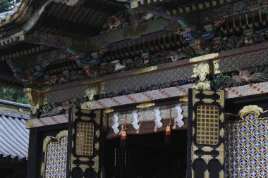 Japon Shinto Budist Tapınağı 'nın mimarisi olan girişinin tepesini kapatın.