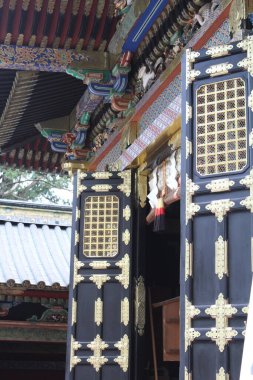 Japon Shinto Budist Tapınağı 'ndaki dekoratif mimarinin yakın plan çekimleri.