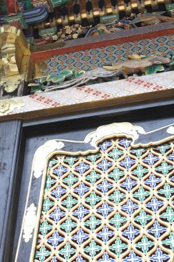 Japon Shinto Budist tapınağındaki renkli soyut mimariye aşırı yakın çekim.