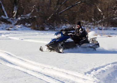 Snowmobile sürüş 