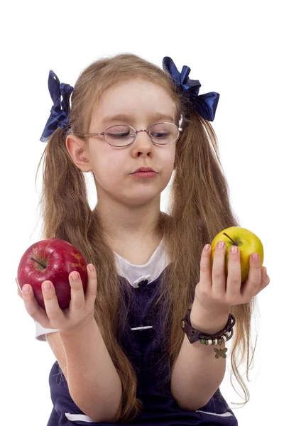 女の子は、りんごを選択します。 ロイヤリティフリーのストック写真