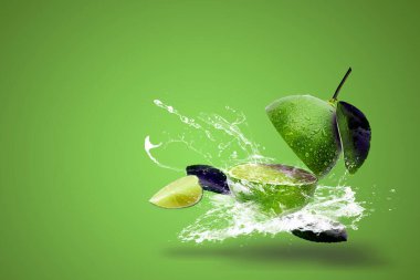 Dilimlenmiş kireç ve yeşil arka planda akan su