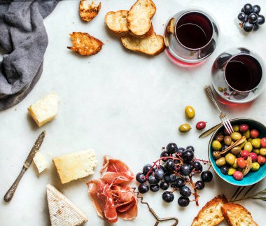 Üzümlü kahvaltı ve beyaz arka planda kahve.