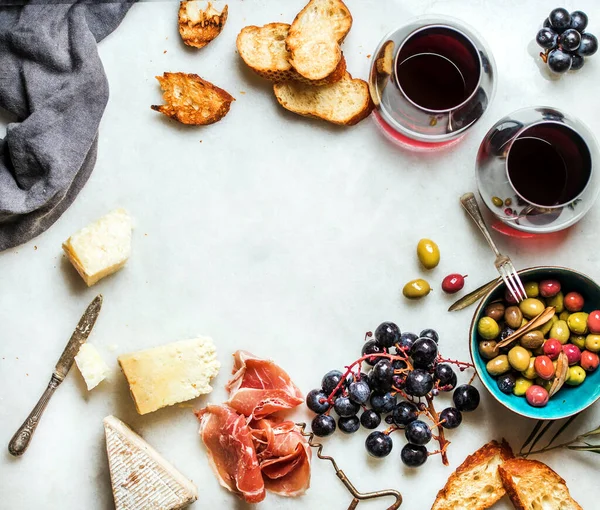 Üzümlü kahvaltı ve beyaz arka planda kahve.