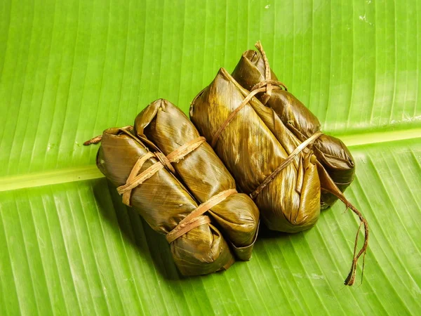 Тайський липким рисом загорнуті в Banana Leaf, Тайська місцевих десерт — стокове фото