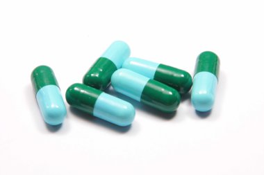 beyaz zemin üzerine kapsül ilaç