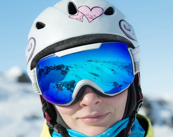 Femme en lunettes de ski, qui reflètent les montagnes . — Photo