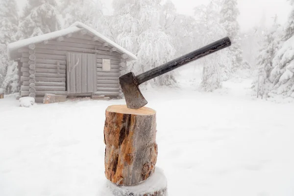 Ax bloccato nel tronco di legno . — Foto Stock