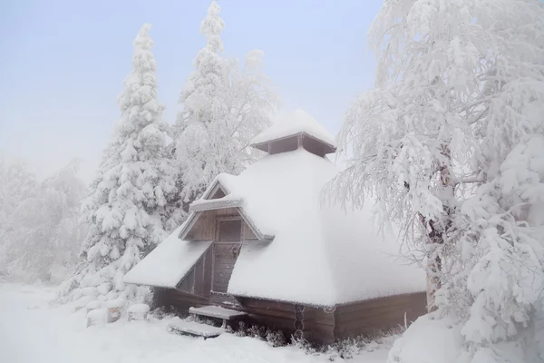 Lesie chaty pokryte śniegiem. — Zdjęcie stockowe