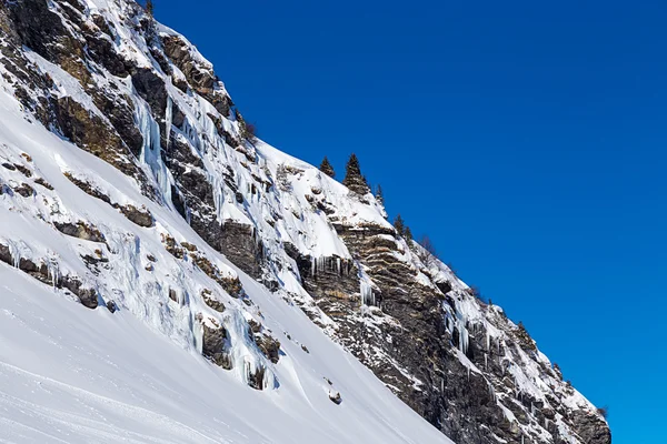 Rocks and  icicles — Stock Photo, Image