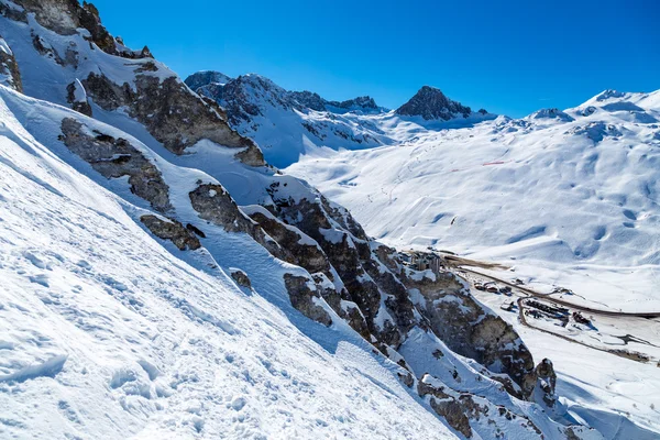 Spår av skidåkning och rock. — Stockfoto