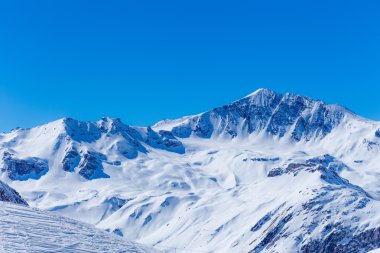 karla kaplı dağlar.