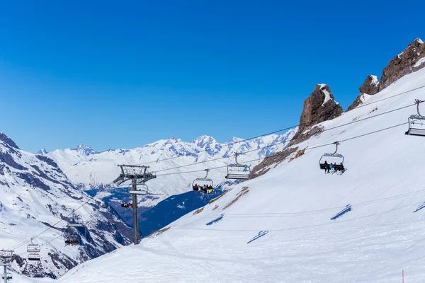 Elevador de cadeiras numa estação de esqui. Tignes, França — Fotografia de Stock