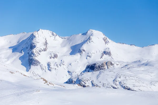 Montanhas cobertas de neve — Fotografia de Stock