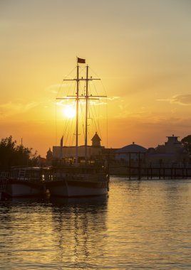 Gün batımında nehir teknesi