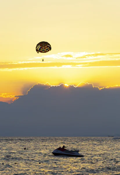 Parasailing und Jetski bei Sonnenuntergang — Stockfoto