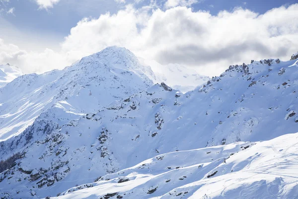 Bergslandskap med moln. — Stockfoto