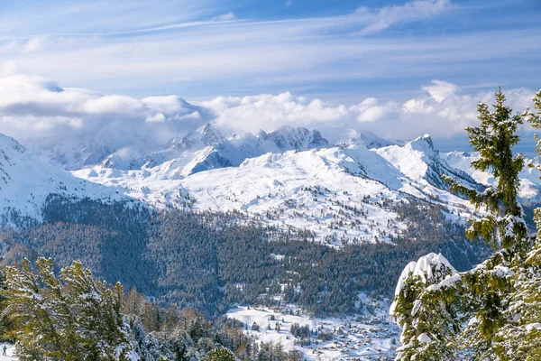 Výhled na Mont Blanc v oblacích. — Stock fotografie