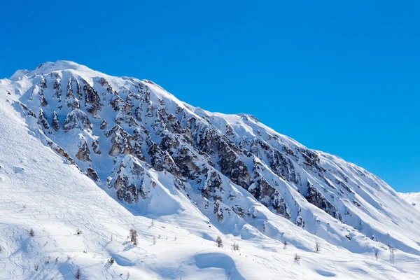 Raviner och spår av ski. — Stockfoto