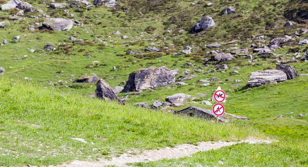 Semnele pietonilor si calaretilor pe cai sunt interzise — Fotografie, imagine de stoc