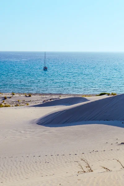 Kustnära yacht sanddyner — Stockfoto