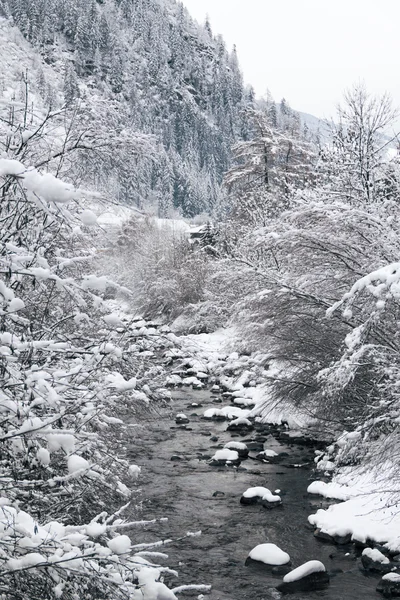 Fluss in den Bergen — Stockfoto