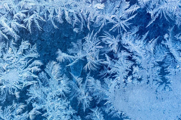 Ijzig winter patroon op een vensterglas — Stockfoto