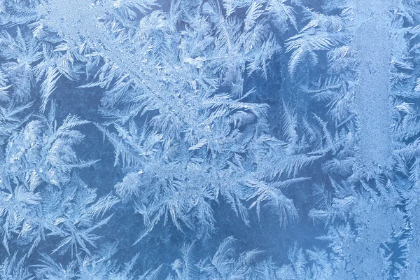 Frostige Muster am Fenster lizenzfreie Stockbilder