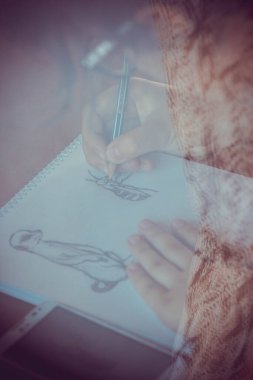 Bir kurşun kalemle hayvan resmi çizmek.