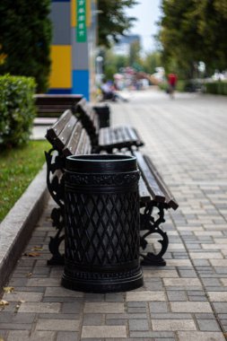 Bankları ve vazoları olan şehir parkı