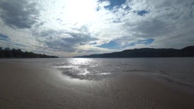 Sahilde sıcacık bir sabah, deniz kenarında panoramik manzaralı.
