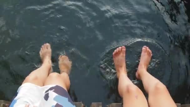 Ayaklarını Suya Sokuyorsun — Stok video