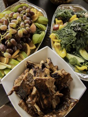 Marinelenmiş Shashlik mangal ızgarasında mangal hazırlıyor. Shashlik ya da Şiş Kebap E 'de Popüler