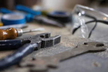 Onarım. Mavi ahşap arka planda çeşitli araçlar. İnşaat ve yenileme konsepti. 