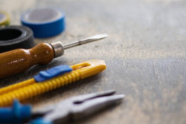 Onarım. Mavi ahşap arka planda çeşitli araçlar. İnşaat ve yenileme konsepti. 