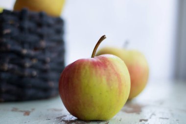 Eski masada elmalı sepet.