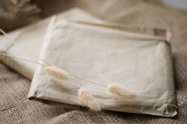 Mum ve zarflarla romantik bir düzen. Flatlay. yağmalama ile ilgili şeyler.