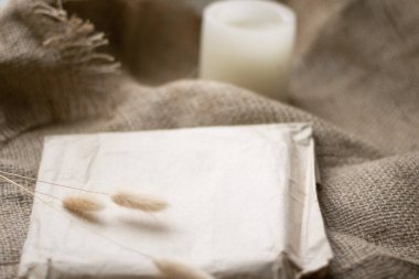 Düz ekose ve bir fincan kahve beyaz masanın üzerinde yatıyordu. Hygge, sonbahar havası, konfor konsepti. Düz yatış, üst görünüm