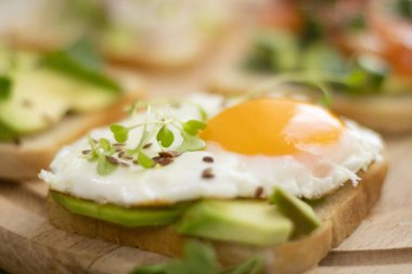 Avokado ve turp dilimli sandviç.