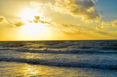 Okyanusun üzerinde güzel bir gün doğumu. Riviera Maya. Yucatan. Meksika.